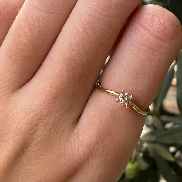 Organisk buet ring i 14 karat guld med champagne diamant med matteret overflade