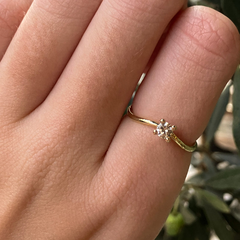 Organisk buet ring i 14 karat guld med champagne diamant med matteret overflade