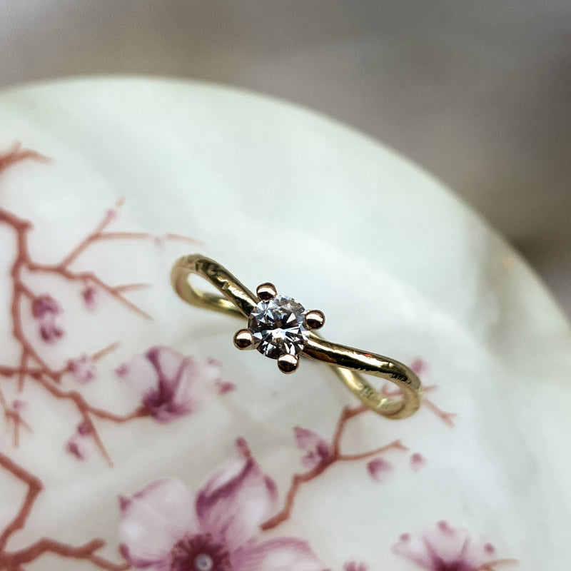 Organisk buet ring i 14 karat guld med champagne diamant med matteret overflade