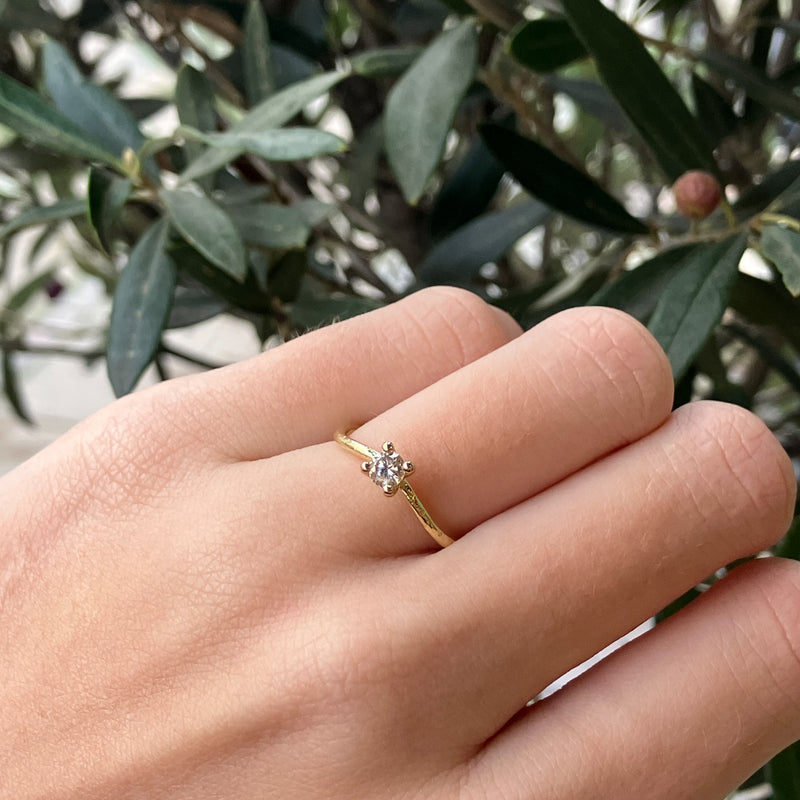 Organisk buet ring i 14 karat guld med champagne diamant med matteret overflade