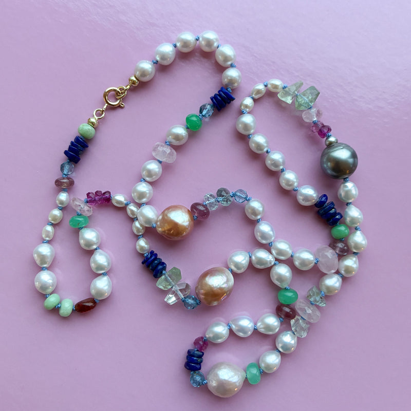 Colour Drop perlecollier med lås i 14 karat guld, ferskvandsperler, tahitiperle og farvede ædelstene