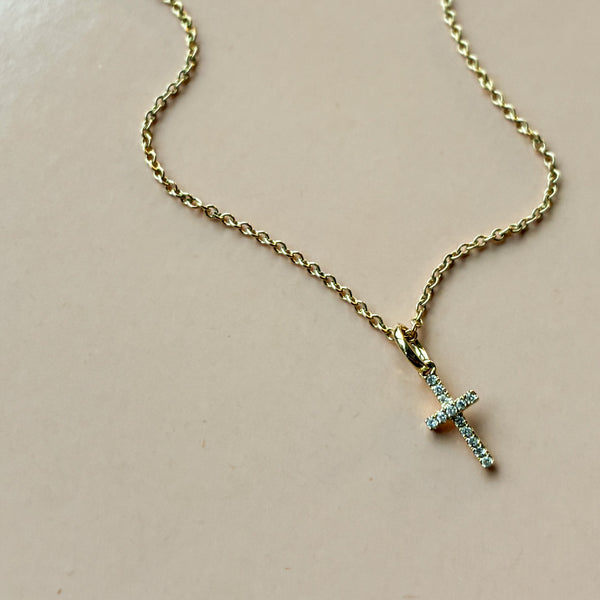 Kors i 14 karat guld med 0,03 ct w/si diamanter - med eller uden kæde i 14 karat guld