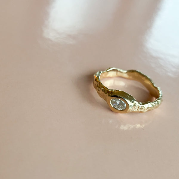 Astra organisk ring i 14 karat guld med en 0,15 ct tw/vvs oval diamant