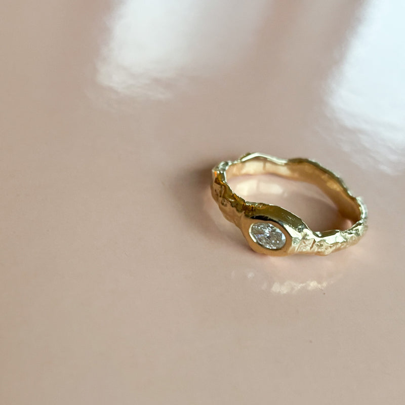 Astra organisk ring i 14 karat guld med en 0,15 ct tw/vvs oval diamant