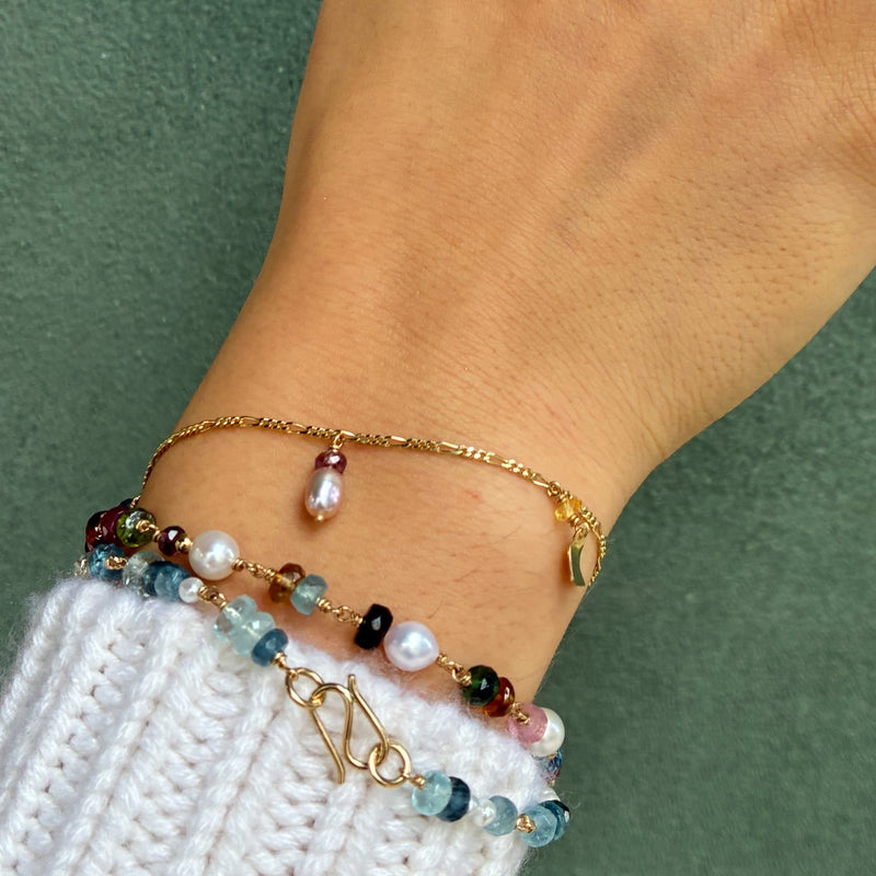 Esmeralda charmsarmbånd i 14 karat guld med safirer