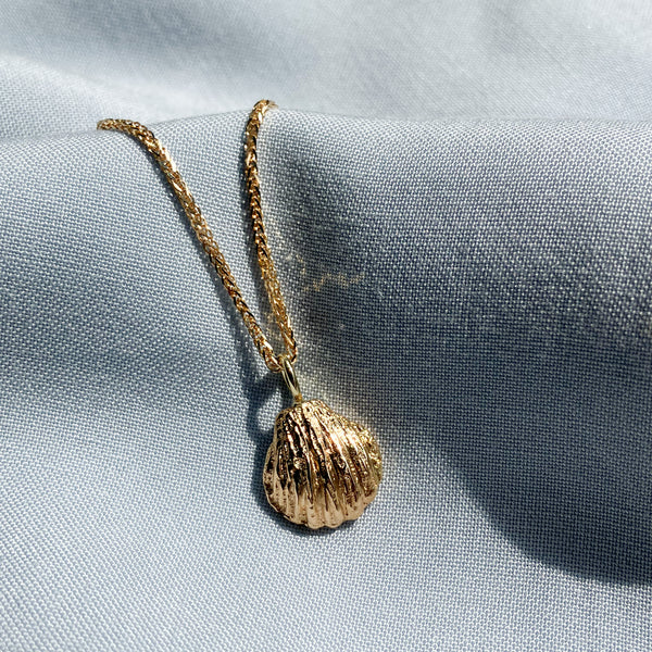 Nungwi vedhæng med muslingeskal i 14 karat guld