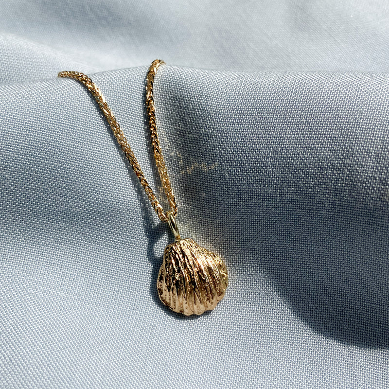Nungwi vedhæng med muslingeskal i 14 karat guld