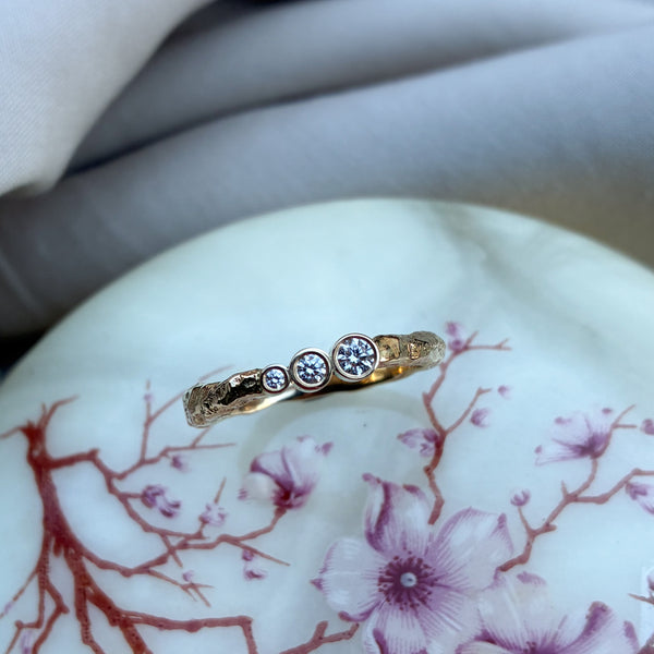 Merkur trestensring i 14 karat guld med 0,10 ct tw/vs diamanter