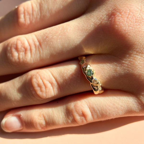 Atlas ring i 14 karat guld med grøn, pink og champagnefarvede diamanter