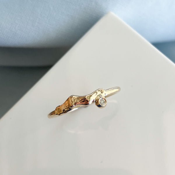 Thetys ring i 14 karat guld med en 0,02 ct champagnefarvet diamant