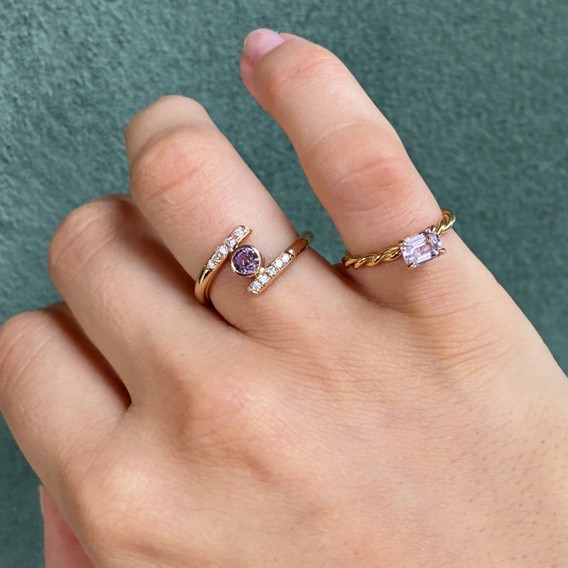 Snoet ring i 14 karat guld med lyserød safir