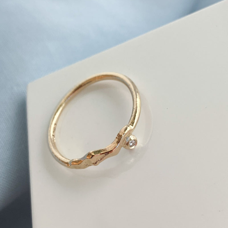 Thetys ring i 14 karat guld med en 0,02 ct champagnefarvet diamant