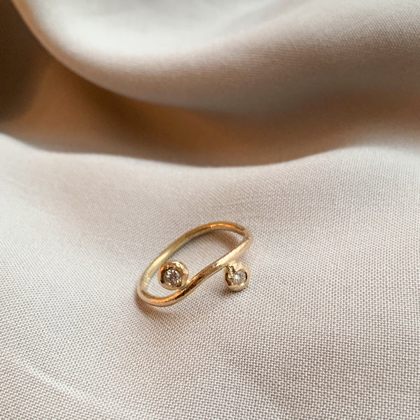 Curve ring small med 2 diamanter 14 karat guld