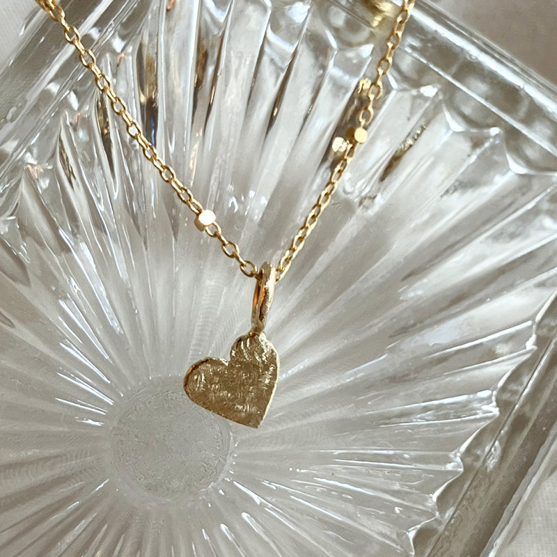 Mini hjertevedhæng med rå overflade i 14 karat guld
