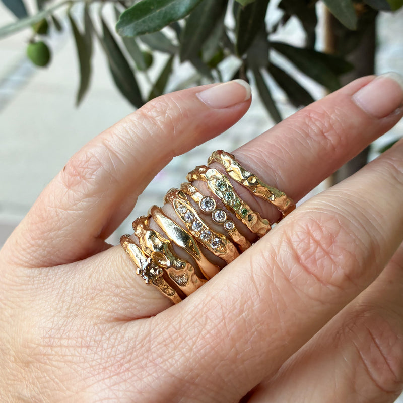 Thalassa organisk ring i 14 karat guld med 0,12 ct grønne diamanter