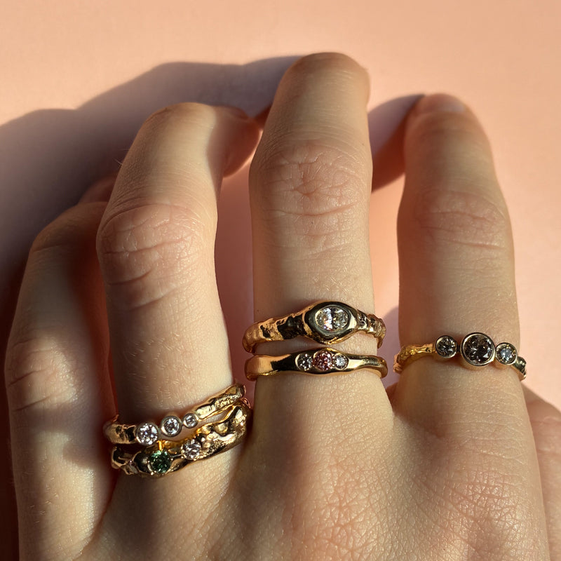 Galatea organisk ring i 14 karat guld med pink og champagnediamanter