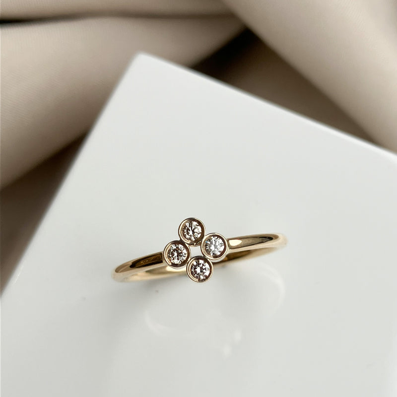 Asta ring i 14 karat guld med 0,12 ct champagnediamanter