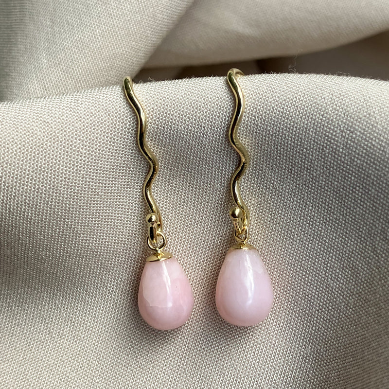 Skifteørebøjler i 14 karat guld med pink koralvedhæng