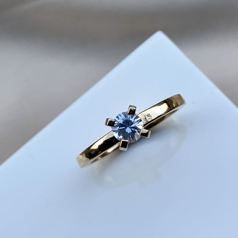 Elegant solitairering i 14 karat guld, med en smuk hvid safir på 0,43 ct.