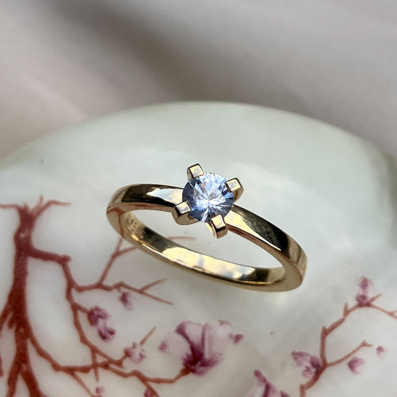 Elegant solitairering i 14 karat guld, med en smuk hvid safir på 0,43 ct.