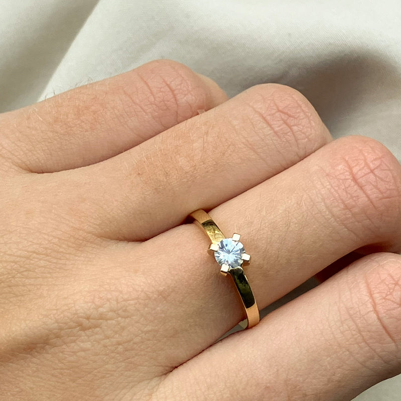Elegant solitairering i 14 karat guld, med en smuk hvid safir på 0,43 ct.