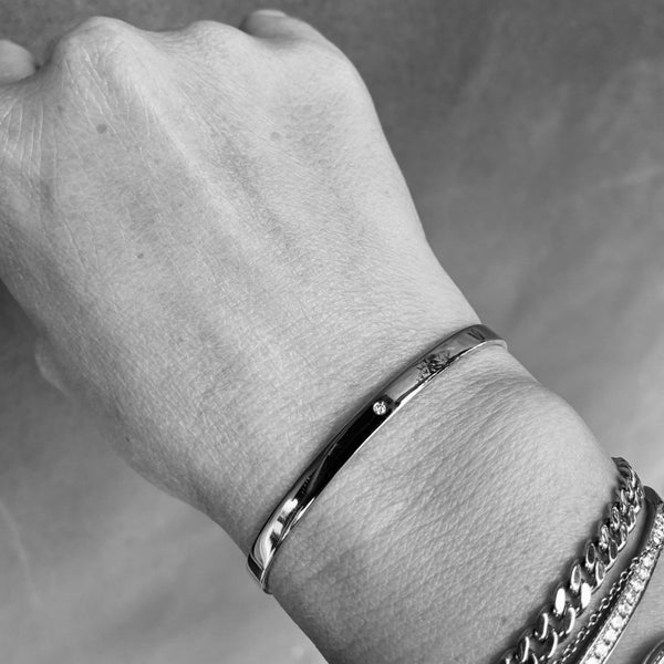 Cuffarmbånd i blankt sølv med en 0,02 ct champagnefarvet diamant