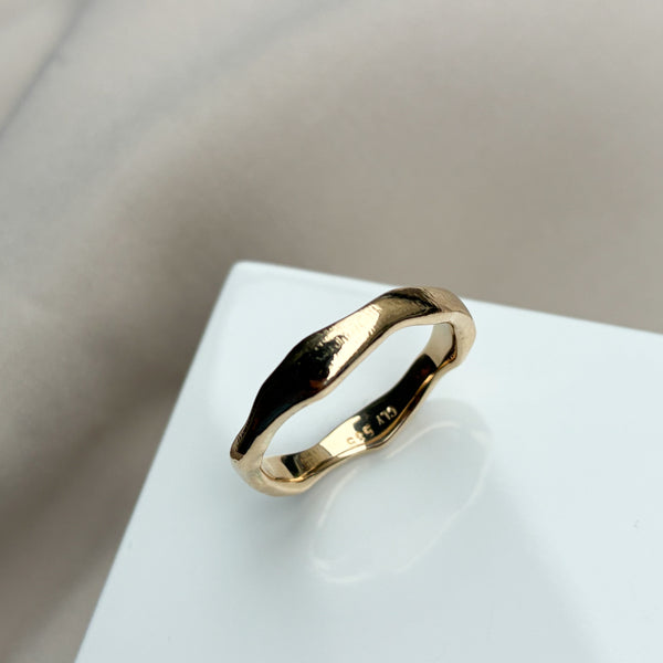 Lækker blød rundet ring i 14 karat gult guld med en organisk rundet form, hvor ringen bugter sig i større og mindre buer. Ringen er håndlavet og overfladen er lavet med filestrøg og derefter blankpoleret 