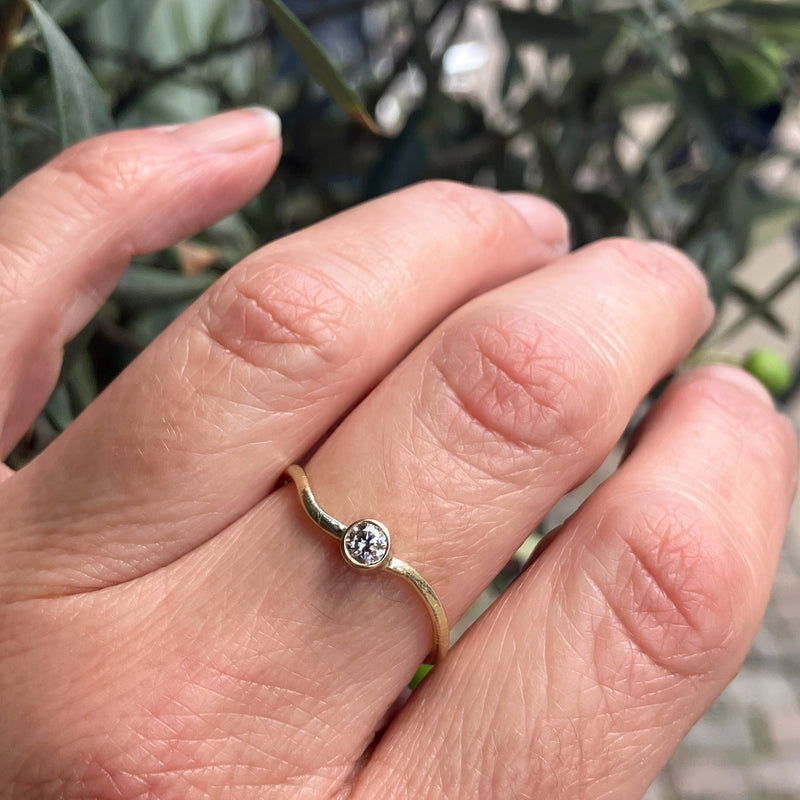 Curve ring i 14 karat guld med 0,15 ct champagne diamant med matteret overflade