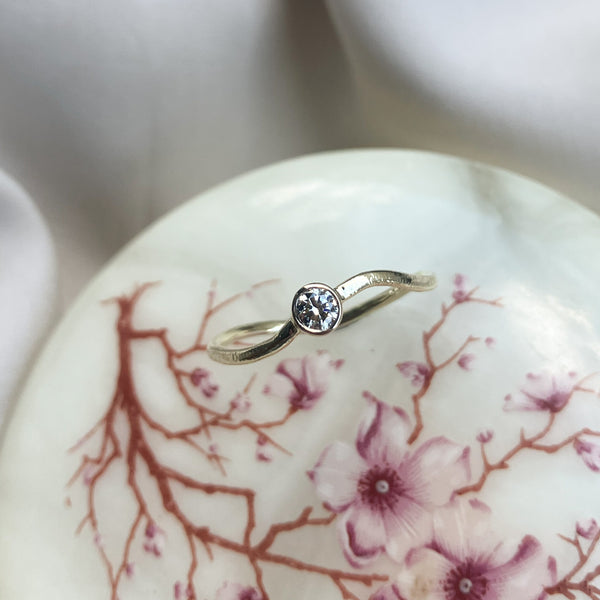 Guldring i 14 karat guld med champagnefarvet diamant på 0,15 ct med en matteret overflade lavet med filestrøg og blankpoleret bagefter. Diamant er sat i rørfatning 