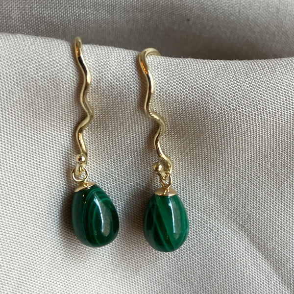 Laekre  oereboejler i 14 karat guld med groenne malakitter