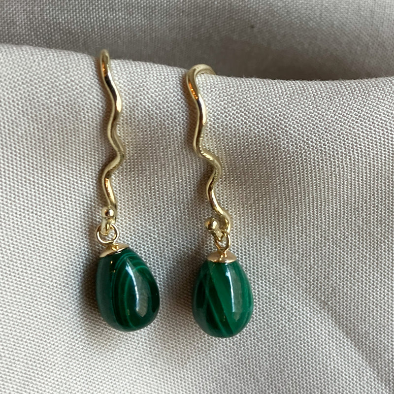 Laekre  oereboejler i 14 karat guld med groenne malakitter