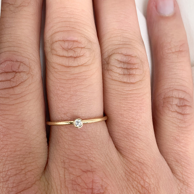 Sophie petite ring i 14 karat guld med 0,03 ct tw/vs diamant med rå overflade