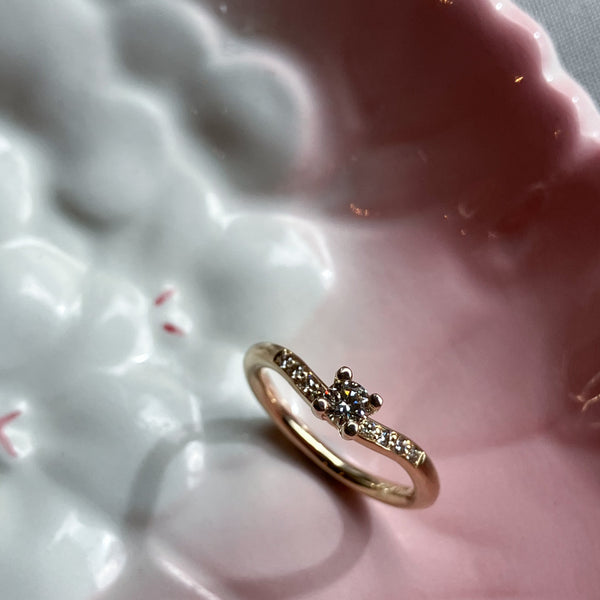 Curve ring i 14 karat guld med champagnefarvede diamanter