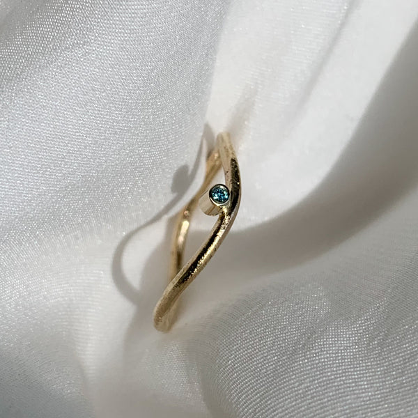 Curve ring small i 14 karat guld med 0,01 ct Ice diamant