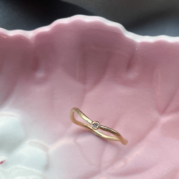 Curve ring mini i 14 karat guld med diamant på 0,01 ct champagne diamant