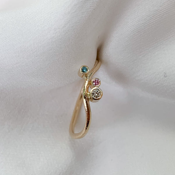 Curve ring small i 14 karat guld med farvede diamanter