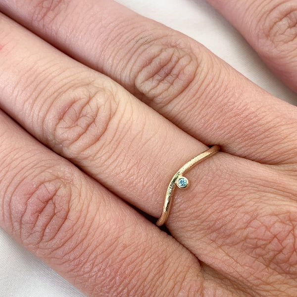 Curve ring small i 14 karat guld med 0,01 ct Ice diamant
