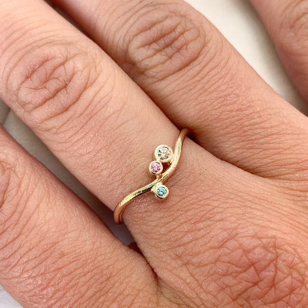 Curve ring small i 14 karat guld med farvede diamanter