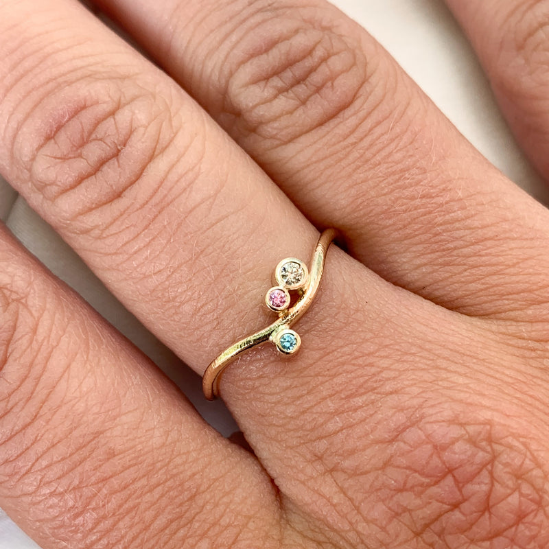 Curve ring i 14 karat guld med farvede diamanter