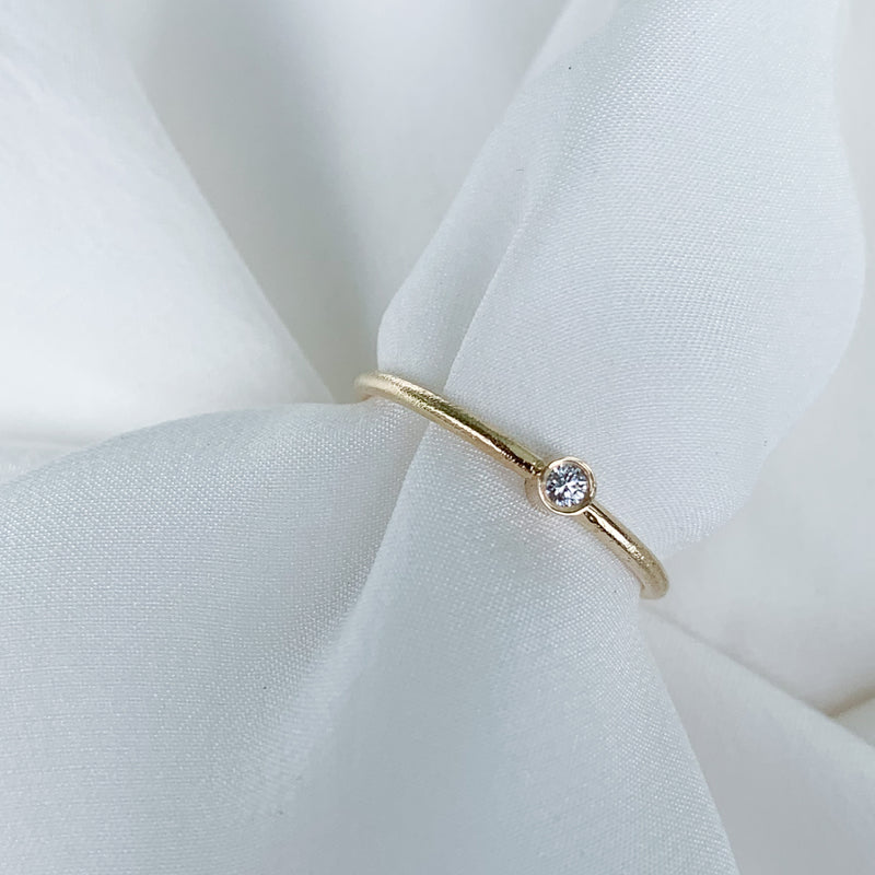 Sophie petite ring i 14 karat guld med 0,03 ct tw/vs diamant med rå overflade