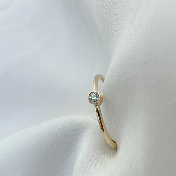 Sophie petite ring i 14 karat guld med 0,05 ct Pine diamant