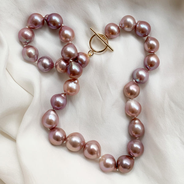 Perlecollier med lyserøde perler og 14 karat guldlås