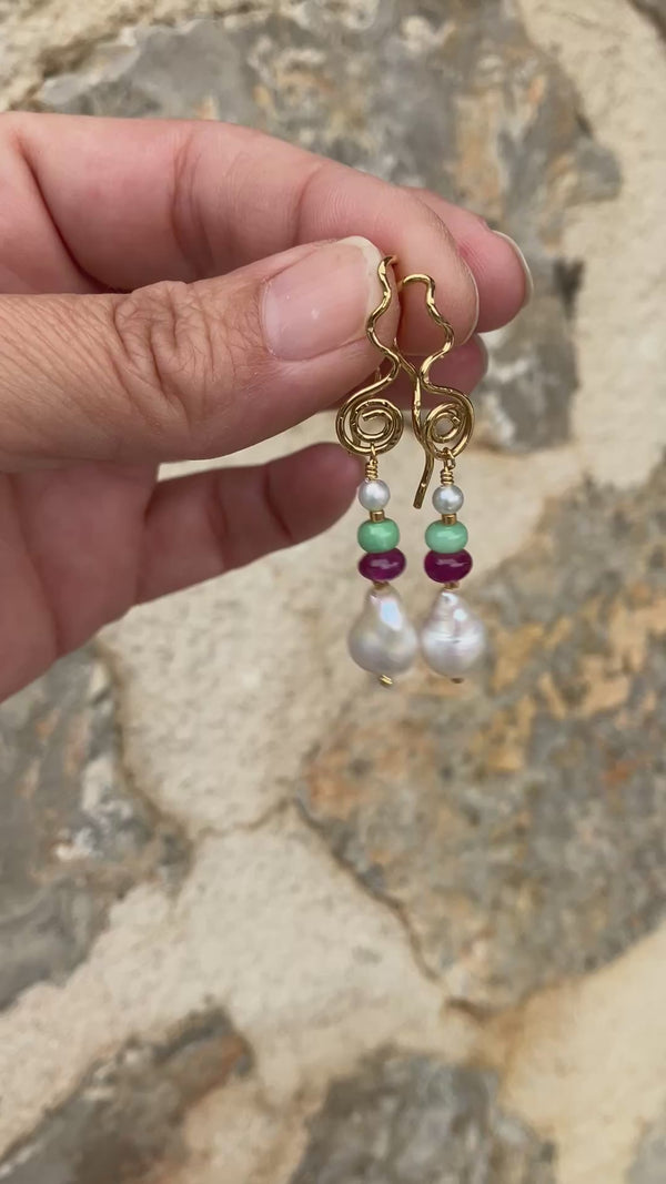 Spiralørebøjler i forgyldt sølv med perler, chrysopras og pink safir
