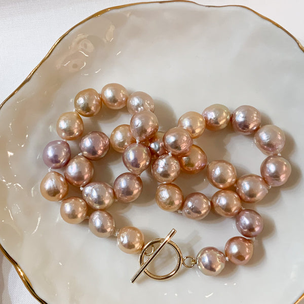Lyserød perle collier med 14 karat guldlås