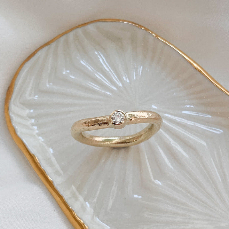 Curve ring i 14 karat guld med diamant