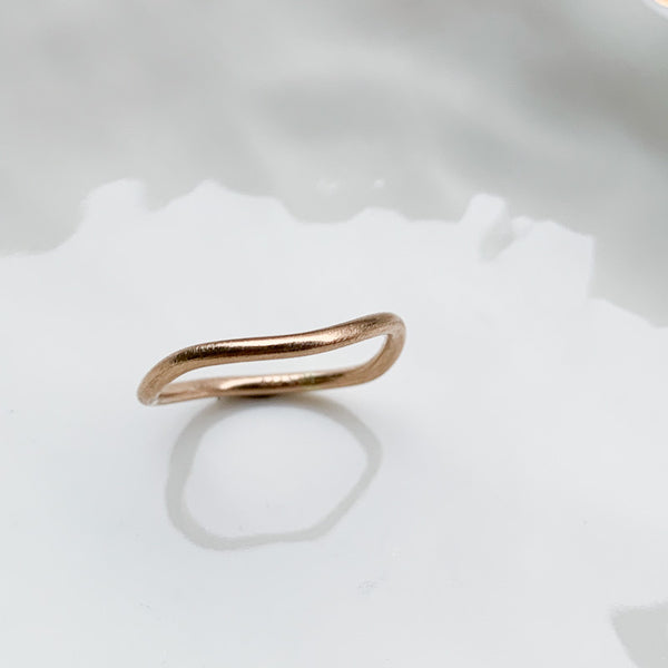 Curve ring small i 14 karat guld