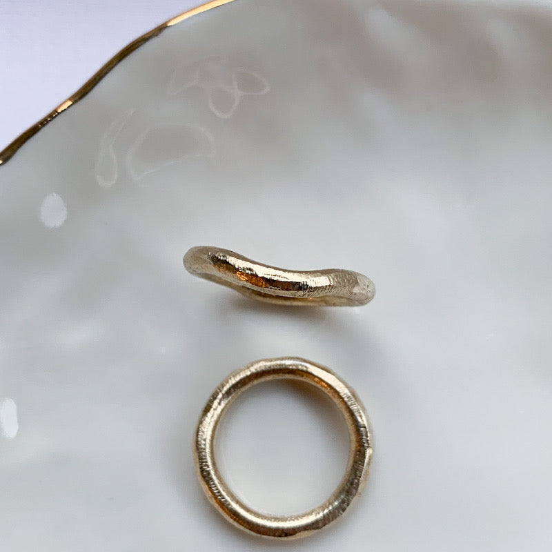 Curve ring large i forgyldt sølv