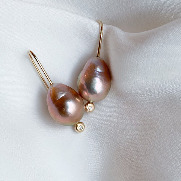 Ørebøjler i 14 karat guld med lyserøde ferskvandsperler og 0,02 ct tw/vs diamanter