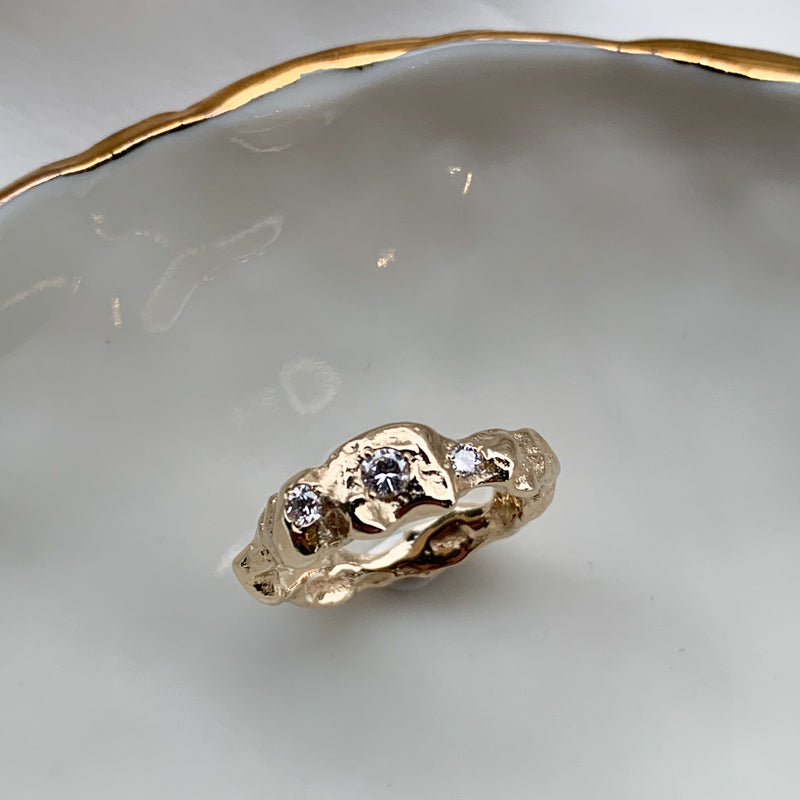 Moon ring i 14 karat guld med 0,18 ct diamanter