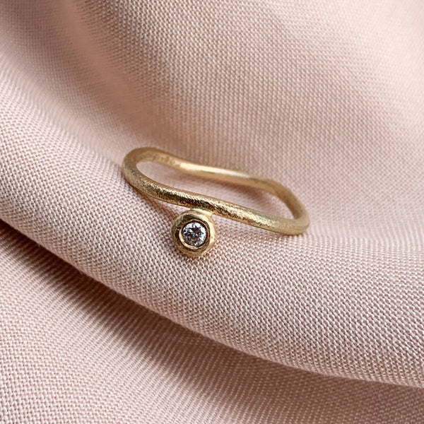 Curve ring small med en diamant 14 karat guld